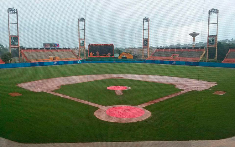 Estadio Augusto César Sandino después de la lluvia en el primer juego entre Villa Clara y Ciego de Ávila.