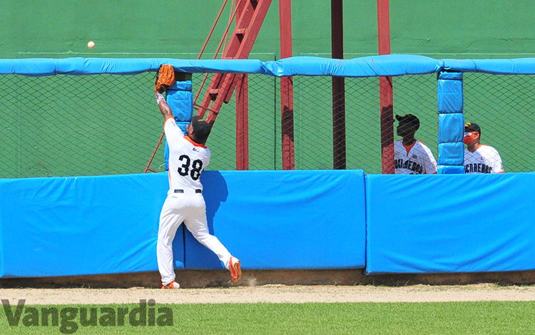 Jonrón de Adriel Labrada. Jonrón de Adriel Labrada.