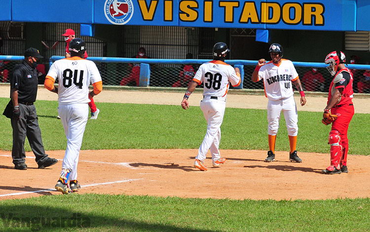 Villa Clara tras jonrón de Walter Pacheco. Villa Clara tras jonrón de Walter Pacheco.