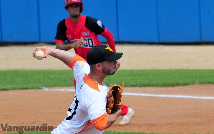 Oscar Hernández, pitcher abridor por Villa Clara frente a Santiago de Cuba. Oscar Hernández, pitcher abridor por Villa Clara frente a Santiago de Cuba.