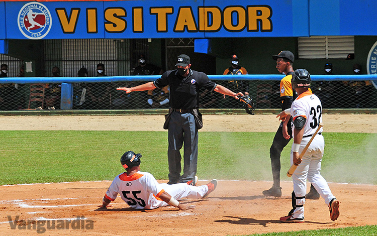 Yurién Vizcaíno anota Yurién Vizcaíno anota