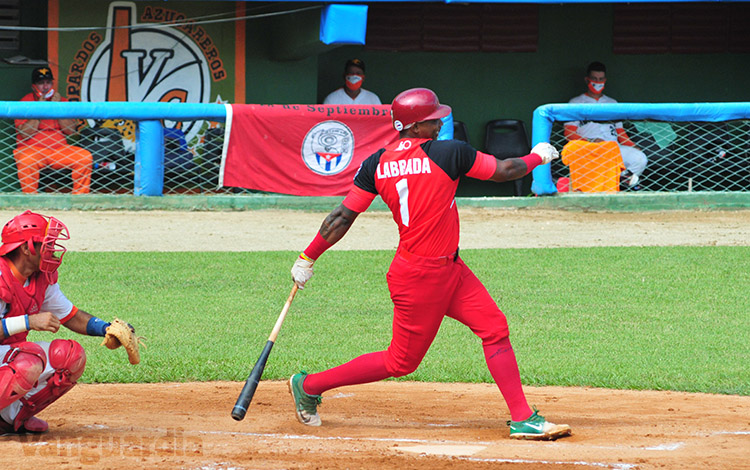 Adriel Labrada, pelotero de Santiago de Cuba, en juego contra Villa Clara.