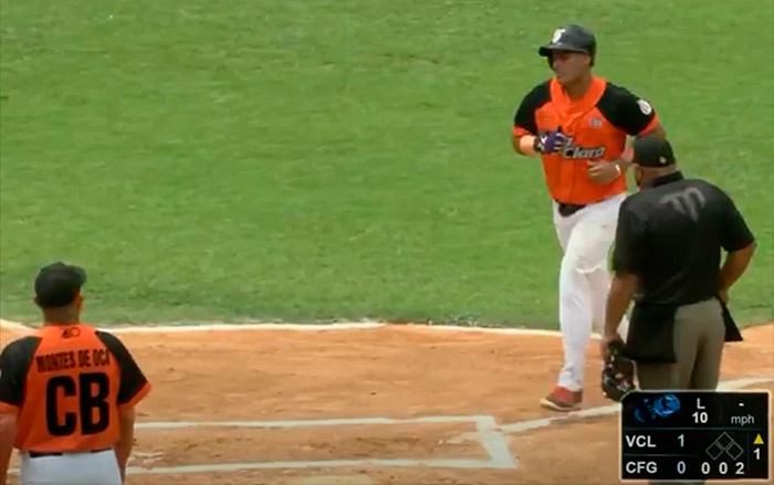 Yurién Vizcaíno anota carrera tras batear jonrón contra Cienfuegos. Yurién Vizcaíno anota carrera tras batear jonrón contra Cienfuegos.