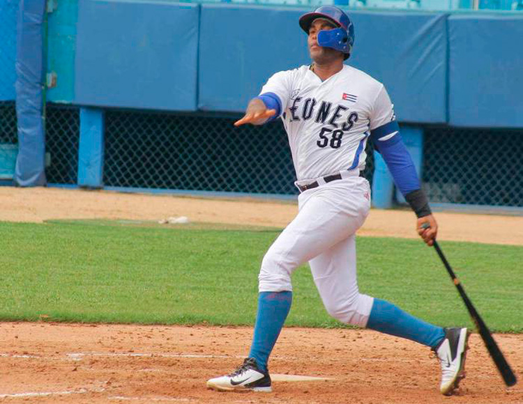 Lisbán Correa, de Industriales, llega a los 100 jonrones en juego contra Villa Clara este 22 de octubre de 2020.