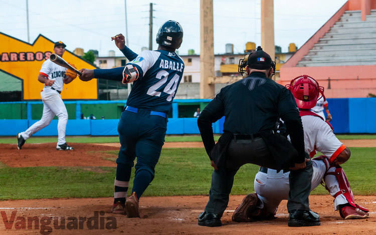 Franklin Aballe, pelotero de Holguín conecta jit ante Villa Clara. Franklin Aballe, pelotero de Holguín conecta jit ante Villa Clara.