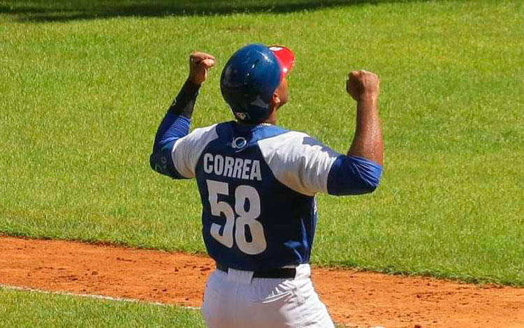 Lisbán Correa celebra jonrón con bases llenas en el Juego de las Estrellas de la 60 Serie Nacional de Béisbol.