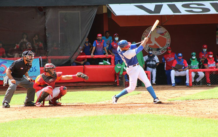 Lisbán Correa batea en el Juego de las Estrellas de la 60 Serie Nacional de Béisbol de Cuba. Lisbán Correa batea en el Juego de las Estrellas de la 60 Serie Nacional de Béisbol de Cuba.