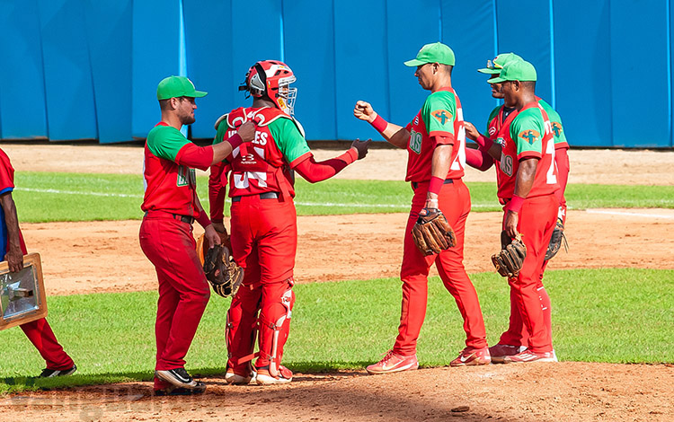 Celebración de los leñadores al ganar el doble juego.