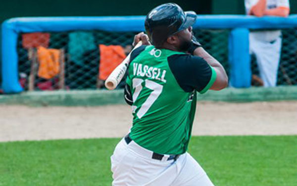 Edwin Vassel batea jonrón por Cienfuegos.