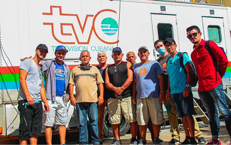 Equipo de Telecubanacán para la transmisión del béisbol. Equipo de Telecubanacán para la transmisión del béisbol.