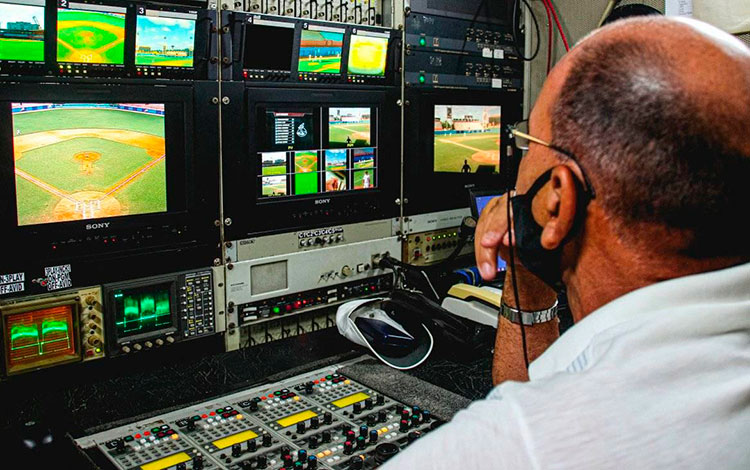 Transmisión de la 60 Serie Nacional de Béisbol por un equipo de Telecubanacán. Transmisión de la 60 Serie Nacional de Béisbol por un equipo de Telecubanacán.