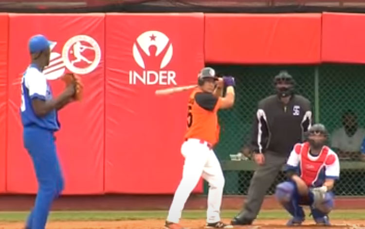 Yurién Vizcaíno batea jonrón frente a Industriales.