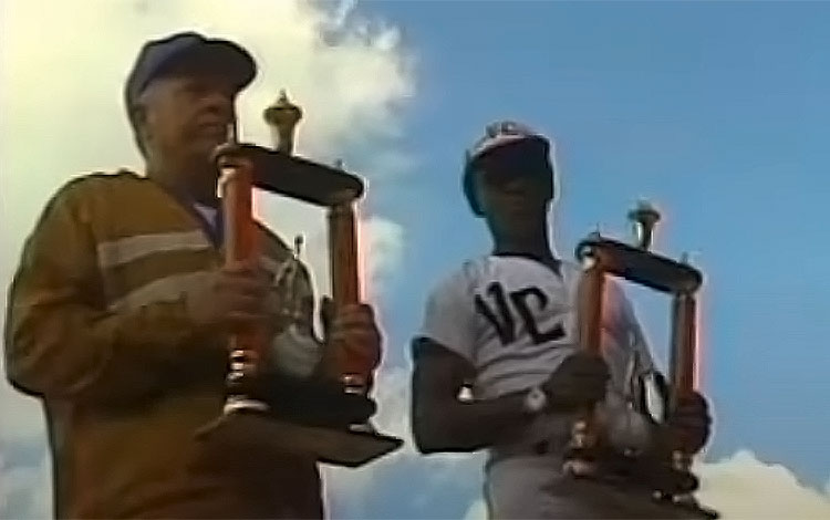 Pedro Jova en la premiación del equipo Villa Clara, campeón de la Serie Nacional 1993-1994.