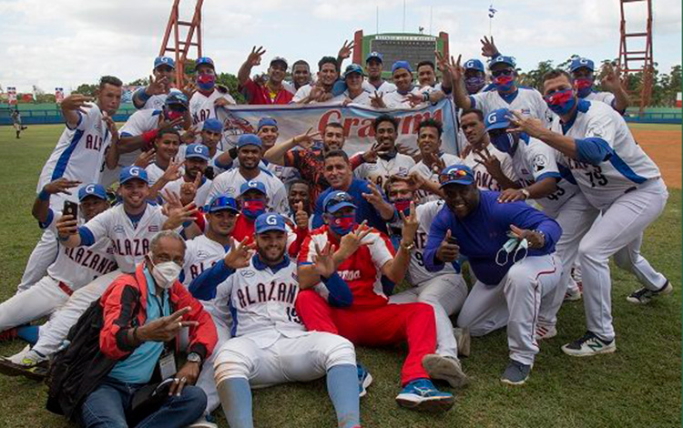Equipo Granma celebra la victoria en la 60 Serie Nacional de Béisbol.