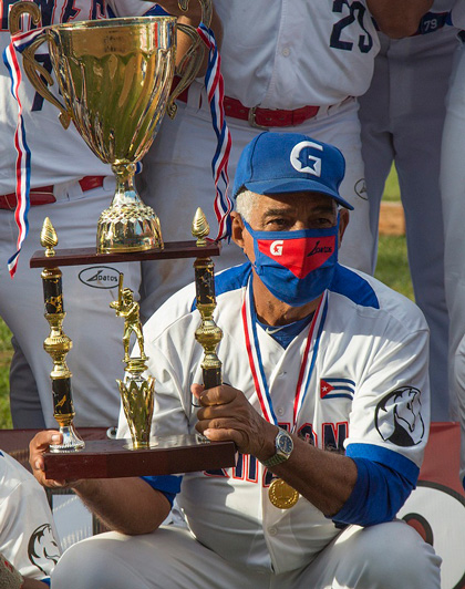 Carlos Martí, mánager del equipo Granma con el trofeo de campeón en la 60 Serie Nacional de Béisbol. Carlos Martí, mánager del equipo Granma con el trofeo de campeón en la 60 Serie Nacional de Béisbol.