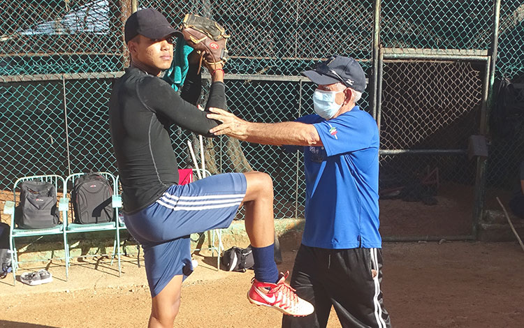 images/vangweb/deporte/beisbol/2021/04-25-entrenador-roberto-pupo-jvc/pupo-entrenando-a-picher.jpg