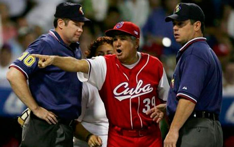 Higinio Vélez en sus funciones de mánager del equipo Cuba de béisbol.