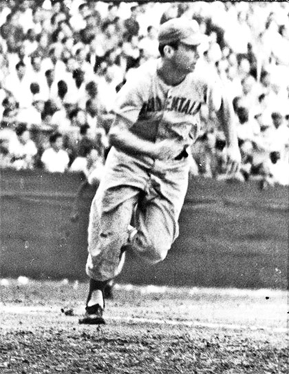 Pedro Chávez en corrido de bases. Pedro Chávez en corrido de bases.