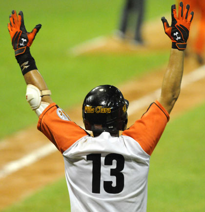 Ariel Pestano Valdés celebra el jonrón contra Matanzas. Ariel Pestano Valdés celebra el jonrón contra Matanzas.