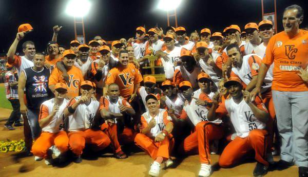 Equipo Villa Clara, campeón de la 52 Serie Nacional de Béisbol, junto a René González, Héroe de la República de Cuba.