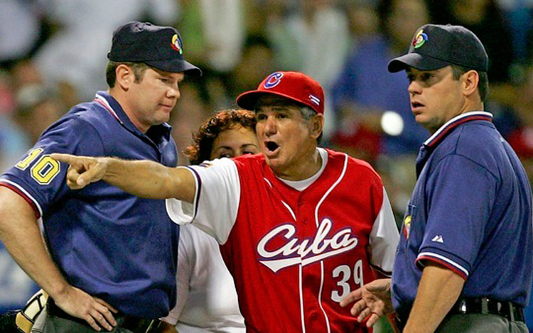 El desaparecido Higinio Vélez guió al equipo cubano a la conquista del segundo lugar en el Primer Clásico Mundial. (Foto: Tomada de Internet).