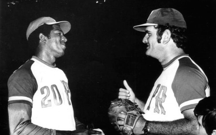 José Miguel Pineda (derecha) con Juan Carlos Oliva, uno de los grandes lanzadores pinareños. (Foto: Tomada de Internet)