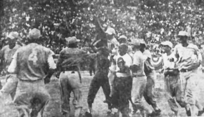 Azucareros, con el pitcher Santí­n, celebran la primera victoria de un equipo en series nacionales de béisbol de Cuba.