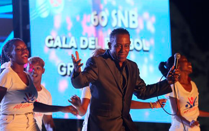 Cantante y compositor Cándido Fabré, quien recibió el sello por el aniversario 60 del Inder. Cantante y compositor Cándido Fabré, quien recibió el sello por el aniversario 60 del Inder.