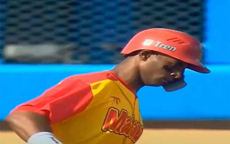 Eduardo Blanco tras conectar jonrón contra Granma en el séptimo inning.