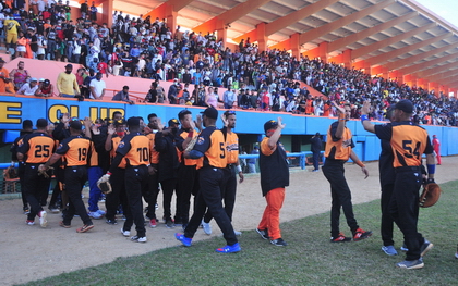 Equipo Villa Clara celebra la victoria en el segundo juego contra Las Tunas. Equipo Villa Clara celebra la victoria en el segundo juego contra Las Tunas.