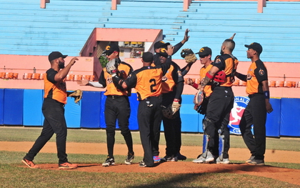 Equipo Villa Clara celebra la victoria en el segundo juego contra Las Tunas. Equipo Villa Clara celebra la victoria en el segundo juego contra Las Tunas.