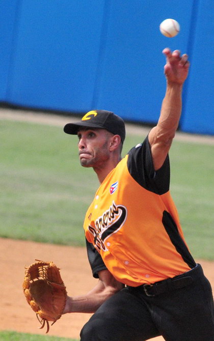 Pedro Manuel Castillo, lanzador de Villa Clara, relevista en el juego. Pedro Manuel Castillo, lanzador de Villa Clara, relevista en el juego.