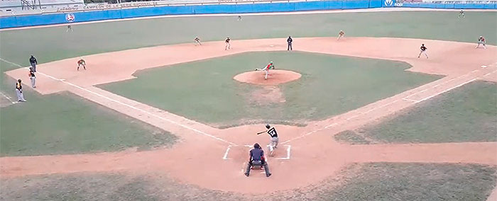 Reidel Pedraza, pelotero de Villa Clara, batea jonrón con las bases llenas en el séptimo capítulo del juego. Reidel Pedraza, pelotero de Villa Clara, batea jonrón con las bases llenas en el séptimo capítulo del juego.