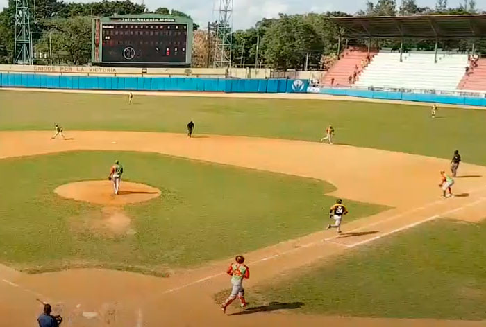 Ariel Díaz Paret cede el último out en el noveno inning. Ariel Díaz Paret cede el último out en el noveno inning.
