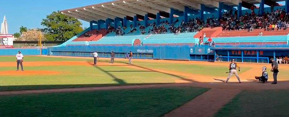 Ariel Alejandro Díaz Paret, a punto de dar el jonrón que le daría a Villa Clara dos carreras de ventaja en el noveno inning. Ariel Alejandro Díaz Paret, a punto de dar el jonrón que le daría a Villa Clara dos carreras de ventaja en el noveno inning.
