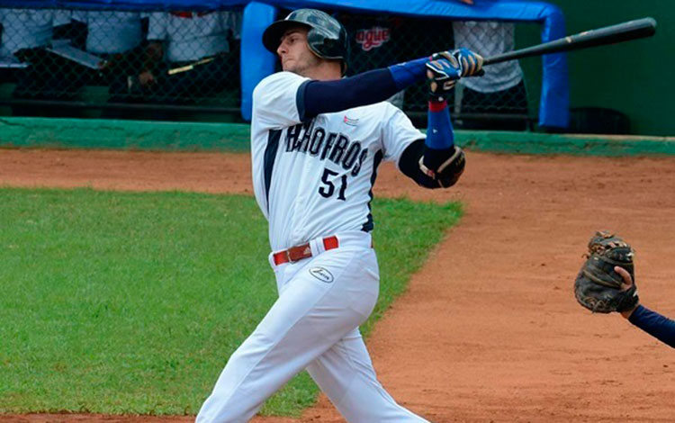 Yasiel González, pelotero de Holguín. Yasiel González, pelotero de Holguín.