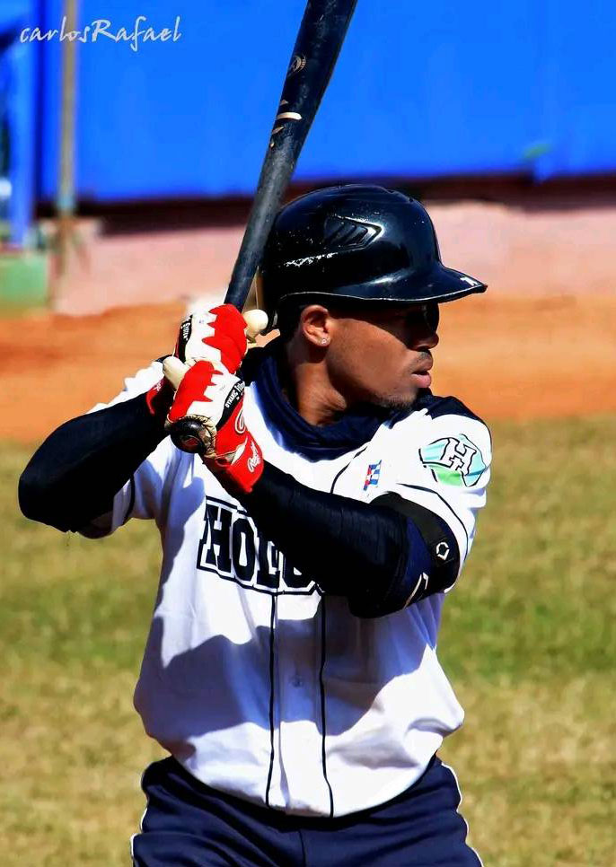 Maikel Cáceres, bateó jonrón en el tercero. Maikel Cáceres, bateó jonrón en el tercero.