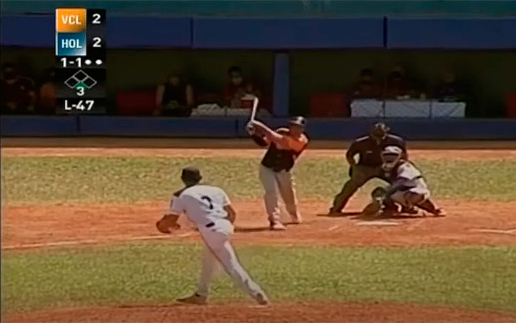 Yurién Vizcaíno bateó jonrón en el tercer inning, que puso delante a Villa Clara, 3-2. Yurién Vizcaíno bateó jonrón en el tercer inning, que puso delante a Villa Clara, 3-2.