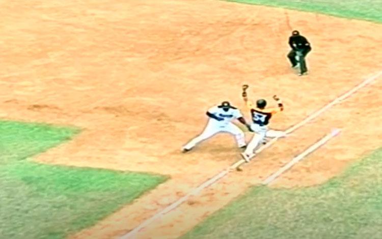 Out a Reidel Pedraza en 1B, jugada reclamada por el equipo de Holguín. Out a Reidel Pedraza en 1B, jugada reclamada por el equipo de Holguín.
