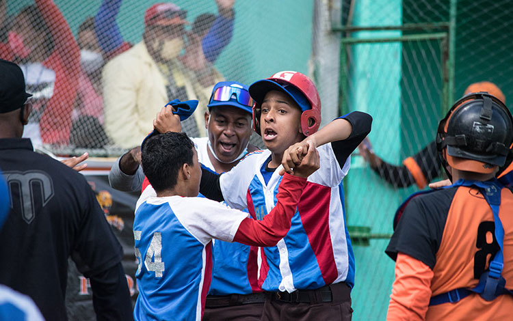 Equipo Bayamo celebra acción en el juego. Equipo Bayamo celebra acción en el juego.