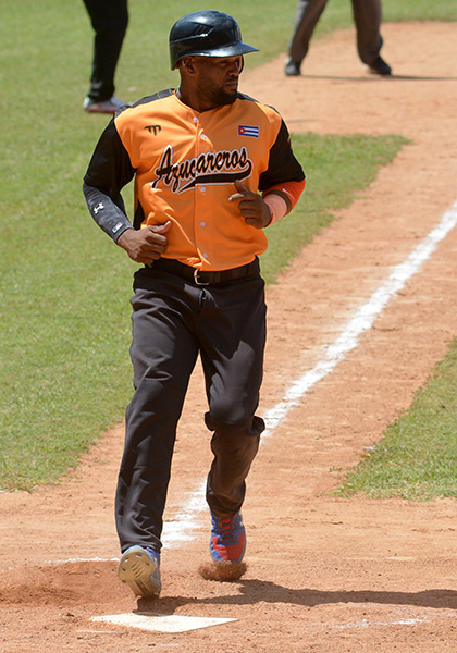 Leandro Turiño anota la primera carrera de Villa Clara. Leandro Turiño anota la primera carrera de Villa Clara.