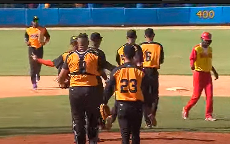 Villa Clara celebra lechada contra Matanzas en el tercer juego entre ambos equipos. Villa Clara celebra lechada contra Matanzas en el tercer juego entre ambos equipos.