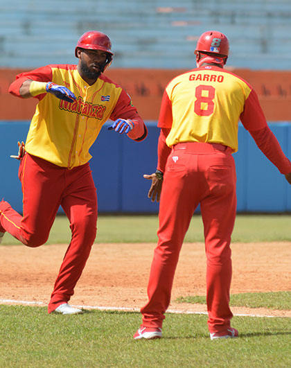 Erisbel Arruebarruena dobla por tercera tras batear su primer jonrón en el cuarto juego de Matanzas contra Villa Clara. Erisbel Arruebarruena dobla por tercera tras batear su primer jonrón en el cuarto juego de Matanzas contra Villa Clara.