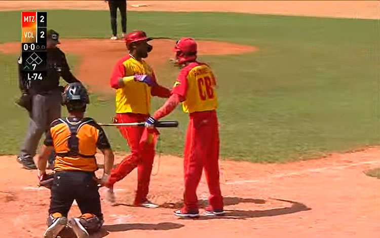 Arruebarruena empató el juego, 2-2, con un largo jonrón sin hombres en circulación Arruebarruena empató el juego, 2-2, con un largo jonrón sin hombres en circulación