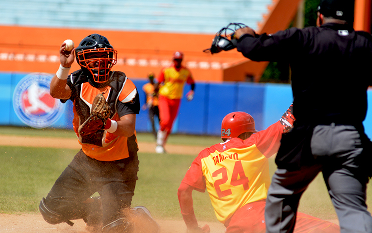 Edel Tamayo anota la tercera carrera de Matanzas en el cuarto juego contra Matanzas. Edel Tamayo anota la tercera carrera de Matanzas en el cuarto juego contra Matanzas.