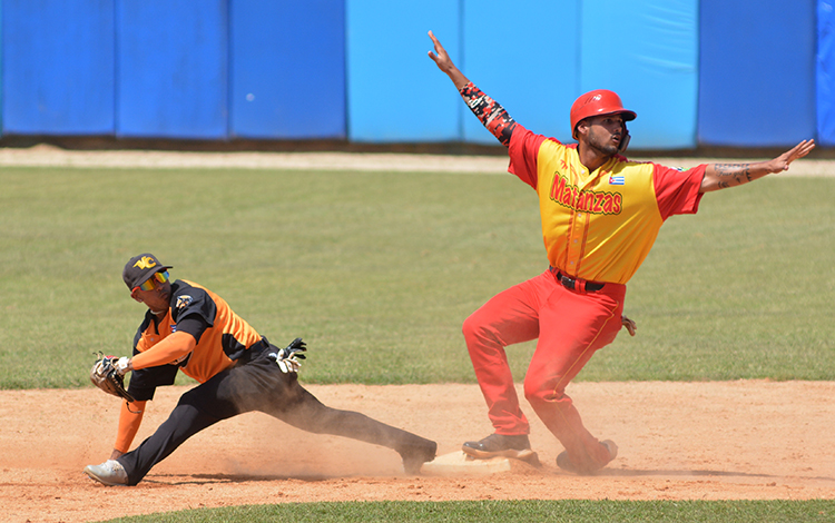 Jugada en segunda base en la que se decretó quieto al corredor Ronney Muñiz. Jugada en segunda base en la que se decretó quieto al corredor Ronney Muñiz.