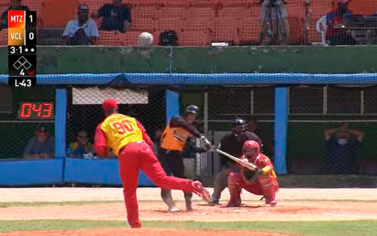 Reidel Pedraza conecta el primer jit de Villa Clara en el cuarto inning. Reidel Pedraza conecta el primer jit de Villa Clara en el cuarto inning.