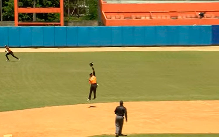 Atrapada de Magdiel Gómez que dio el out 3. Atrapada de Magdiel Gómez que dio el out 3.