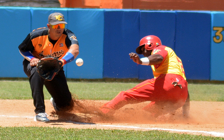 Jugada en tercera base en el juego entre Villa Clara y Matanzas. Jugada en tercera base en el juego entre Villa Clara y Matanzas.