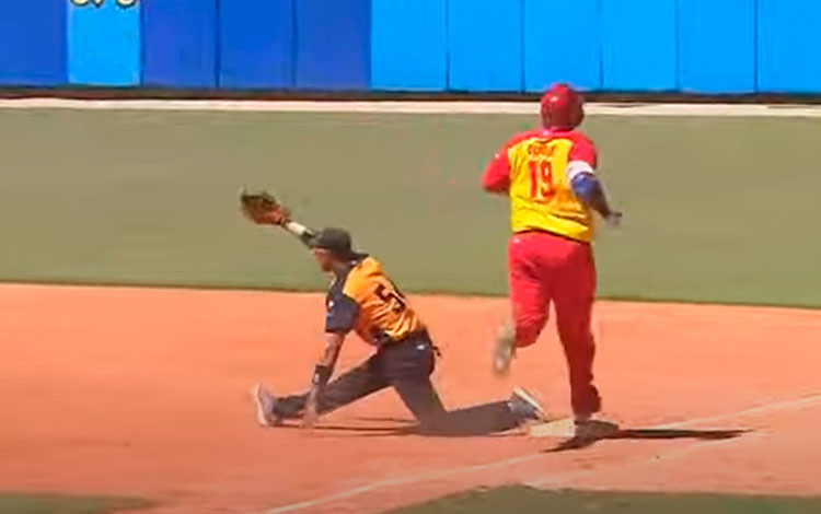 Reidel Pedraza completa out en 1B. Reidel Pedraza completa out en 1B.